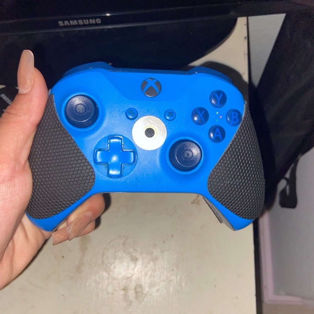 Wireless Blue x box remote with handgrips